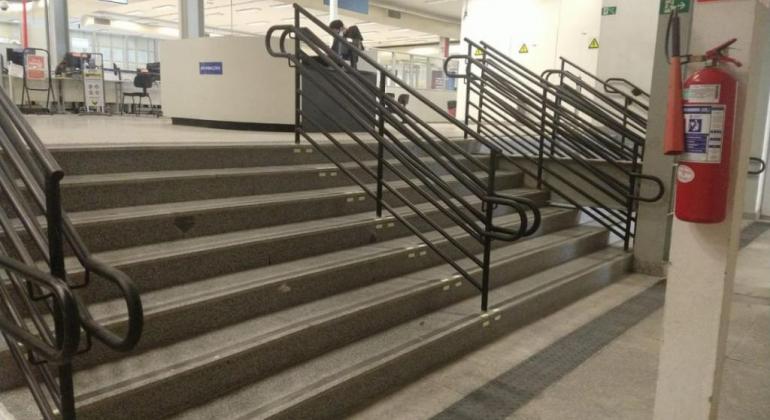 Sudecap entrega obra de drenagem e ampliação da acessibilidade no BH Resolve Piso de entrada do BH Resolve pela rua dos Caetés