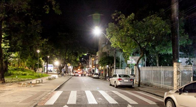 Imagem de rua de BH, durante a noite, com nova iluminação