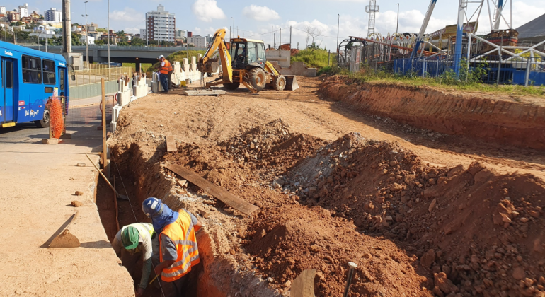 Prefeitura constrói alça de acesso que ligará José Cândido ao bairro Fernão Dias Imagem das obras que estão sendo feitas na Via 710