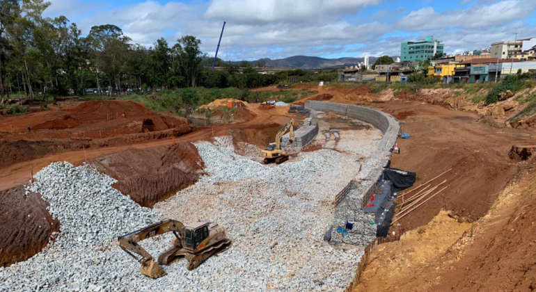 Imagem da construção da bacia de detenção das Indústrias