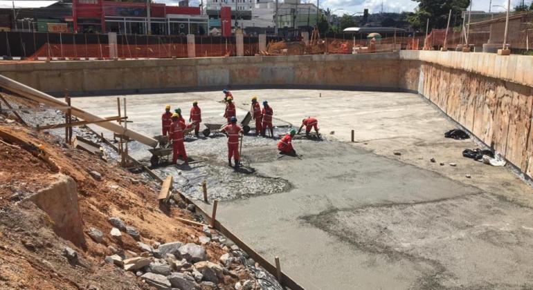 PBH implFotoanta caixa de captação para escoar as águas das chuvas na Vilarinho Imagem de obras para evitar enchentes na Vilarinho