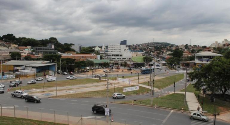 PBH abre mais uma licitação para obras de prevenção de enchentes na Vilarinho Imagem aérea da avenida Vilarinho
