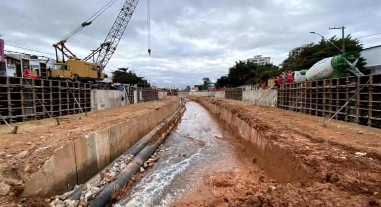 Obras sendo feitas no Córrego Ressaca, na Pampulha