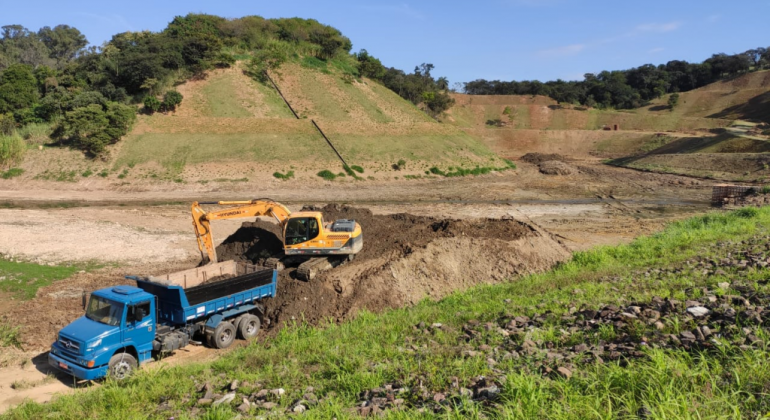Prefeitura realiza limpeza e manutenção de bacias durante o período de estiagem Caminhão e trator durante manutenção de bacias em Belo Horizonte