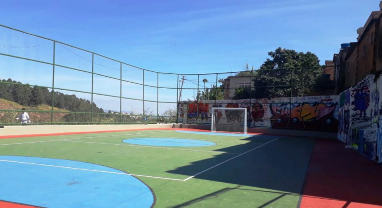 Prefeitura revitaliza quadra de esportes e praça na Vila Mangueiras, no Barreiro Foto de quadra de esportes, no Barreiro, após reforma da Prefeitura de Belo Horizonte