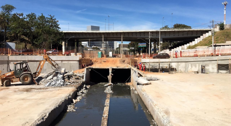Obras de prevenção de inundações na Av. Vilarinho seguem cumprindo o cronograma Imagem de obras no encontro da avenida com as ruas Doutor Álvaro Camargos e Maçom Ribeiro