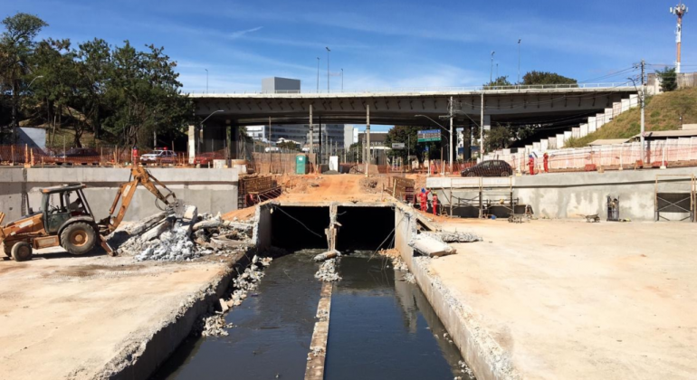 Imagem de obras no encontro da avenida com as ruas Doutor Álvaro Camargos e Maçom Ribeiro