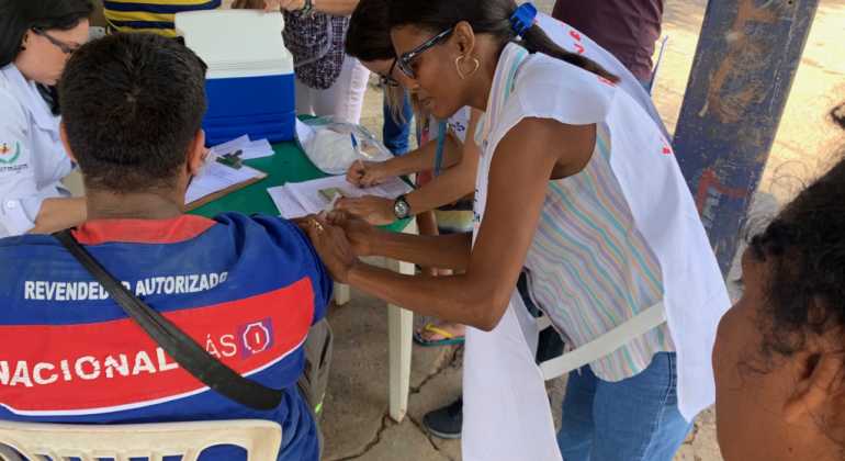 Regional Oeste mantém força-tarefa durante período chuvoso Funcionária da saúde aplicando a vacina em um morador da região Oeste.
