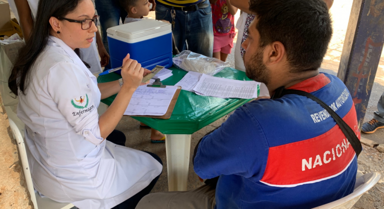Equipe do Centro de Saúde Betânia atendendo morador da região Oeste