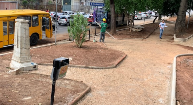 Praça Clemente de Faria passa por obras de revitalização Homem trabalhando na Praça Clemente de Faria