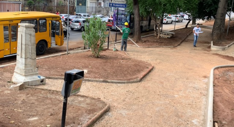 Homem trabalhando na Praça Clemente de Faria