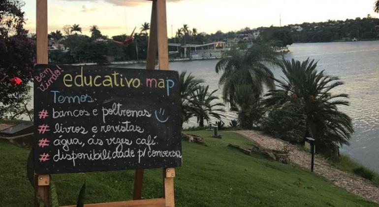Museu de Arte da Pampulha promove atividade educativa com sensibilidade e afeto. Foto: Virginia Cândida/PBH Quadro negro no Jardim do Museu de Arte, na Orla da pampulha, com várias informações escritas a giz