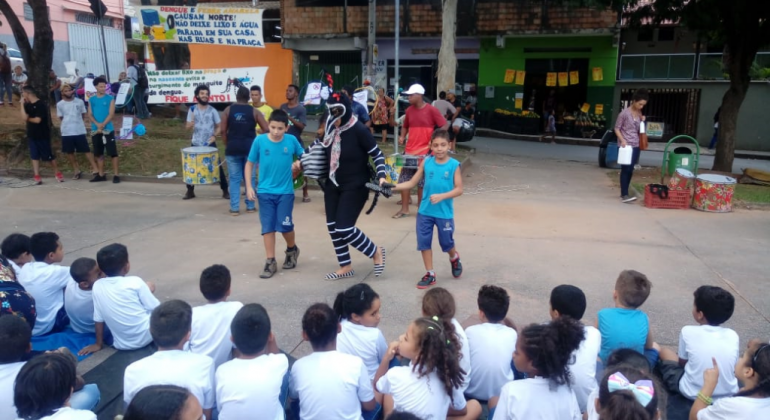 Prefeitura promoveu ação intersetorial de combate à dengue no Confisco Crianças participam de ação com o boneco do mosquito Aedes Aegypti