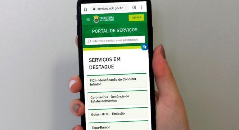 Celular com o Portal de Serviços da PBH 