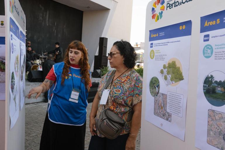 Duas mulheres observam as propostas do projeto Perto de Casa Abílio Machado Duas mulheres observam as propostas do projeto Perto de Casa Abílio Machado