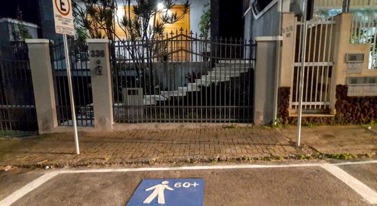 Vagas de estacionamento para idosos ganha nova identificação em BH