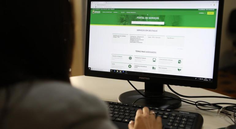 Tela de computador com o site da prefeitura aberto