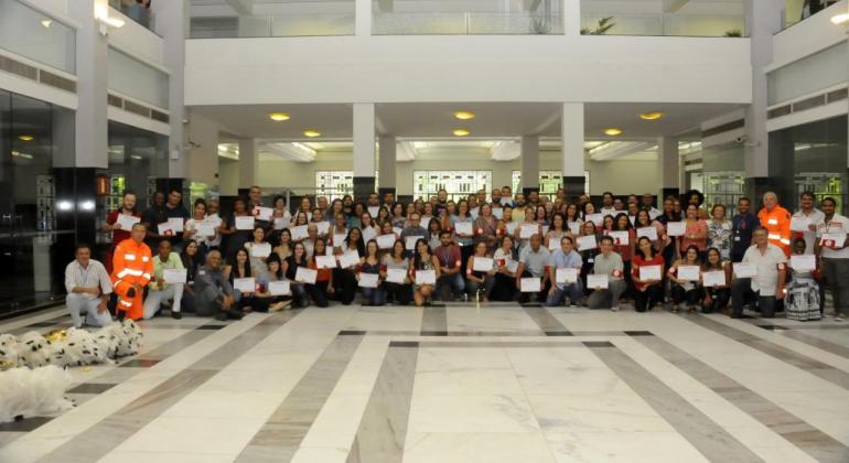 Em parceria com o Corpo de Bombeiros, Secretaria de Planejamento, Orçamento e Gestão entrega certificados de brigadistas para servidores. Foto: Divulgação PBH Mais de 60 servidores com certificado de brigadistas no saguão da Prefeitura.