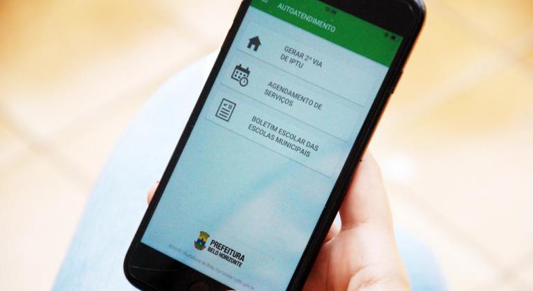 Com mais de 30 serviços disponíveis, aplicativo da Prefeitura já é utilizado por mais de mais de 20 mil usuários. Foto: Amira Hissa/PBH Mão segura celular que mostra aplicativo da PBH.