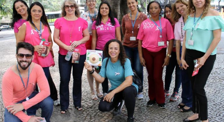 Doze servidores da PBH usam camisas cor de rosa em evento da caminhada pela conscientização sobre prevenção ao câncer de mama