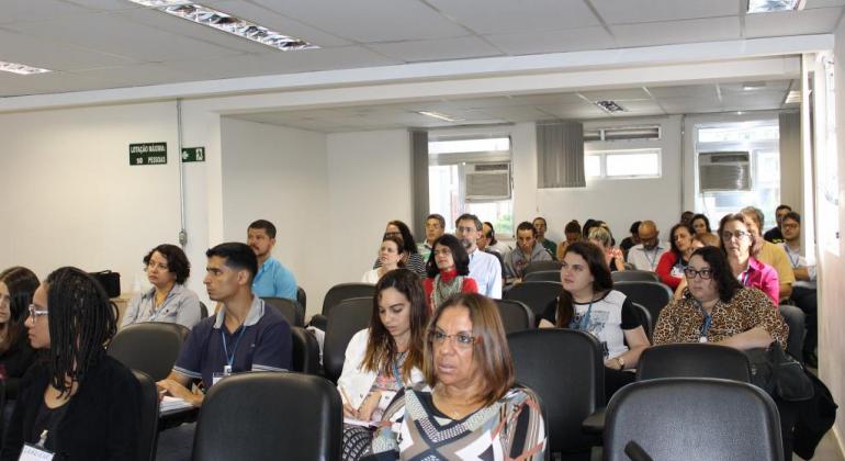 Servidores sentados em cadeiras