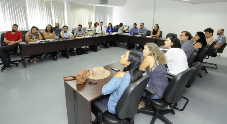 Secretário de Planejamento, Orçamento e Gestão, André Reis, em reunião com líderes sindicais de servidores, em mesa em forma de "u", com mais de 15 pessoas. 