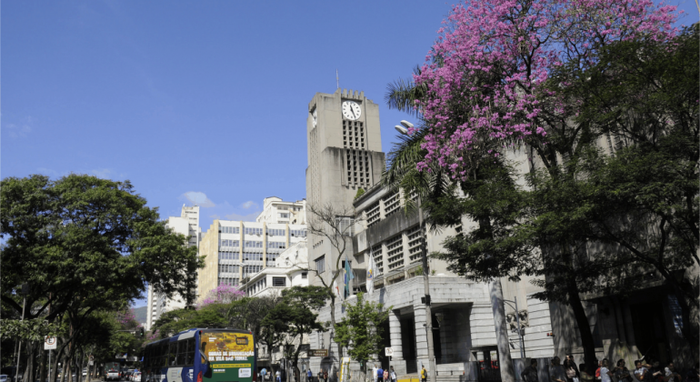 Fachada da Prefeitura Municipal de Belo Horizonte, durante o dia.