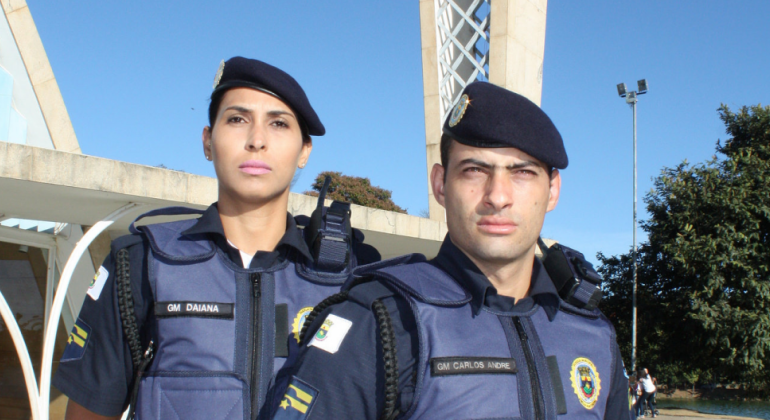 Prefeitura destinará 20% das vagas do concurso da Guarda Municipal para as mulheres Guarda municipal mulher e guarda municipal homem, lado a lado, em frente a igrejinha da pampulha