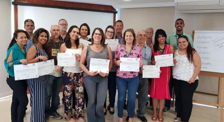 Integrantes da Comissão Interna de Prevenção de Acidentes da Urbel participam de treinamento realizado pela Secretaria de Planejamento. Foto: Divulgação PBH Dezesseis membros da Comissão Interna de Prevenção de Acidentes da Urbel com certificados de treinamento.
