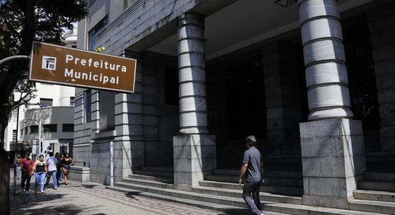 PBH pagará primeira parcela do 13º salário no dia 20 de julho PBH pagará primeira parcela do 13º salário no dia 20 de julho