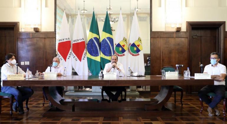 Prefeitura autoriza retomada de atividades a partir de segunda, dia 1º Imagem do prefeito Alexandre Kalil e Comitê de Enfrentamento à Coviddurante coletiva de imprensa nesta sexta-feira, dia 29