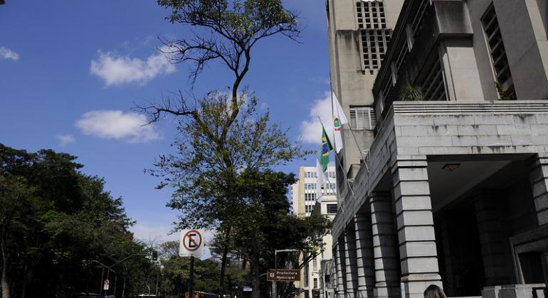 Prefeitura antecipará salário de servidores e pagará 13° integralmente Imagem da fachada da Prefeitura Municipal de Belo Horizonte