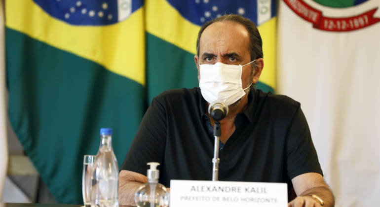 Prefeitura amplia horário de funcionamento do comércio par evitar aglomeração Prefeito Alexandre Kalil durante coletiva de imprensa