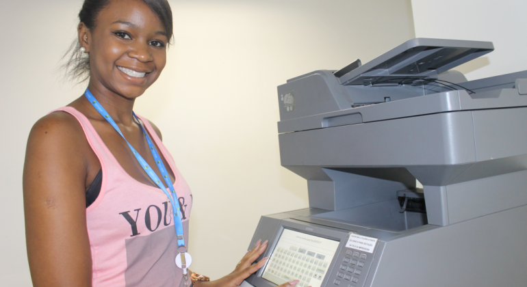 Prefeitura abre 276 vagas de estágio para estudantes dos níveis médio e superior Estagiária em máquina de xerox