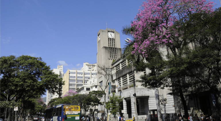 Mais 53 professores para o Ensino Fundamental foram nomeados pela Secretaria Municipal de Planejamento, Orçamento e Gestão. Foto: Rodrigo Clemente/PBH Fachada da Prefeitura de Belo Horizonte, durante o dia.