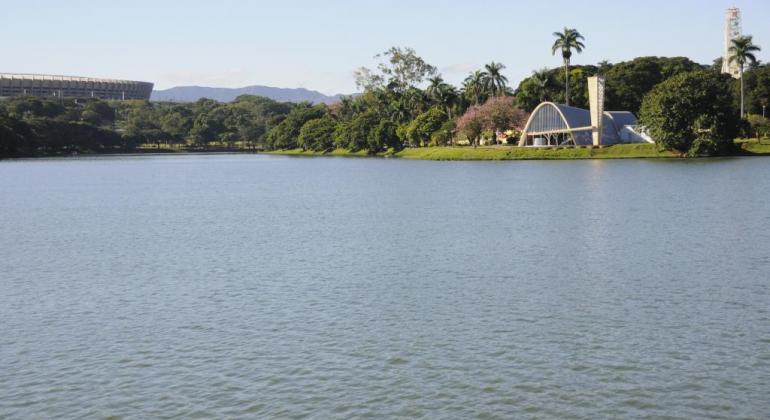 Imagem da Lagoa da Pampulha com a Igreja São Francisco de Assis ao fundo