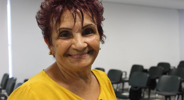 Aposentados e pensionistas municipais ganham canais exclusivos de atendimento Imagem de uma aposentada