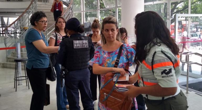 Movimenta PBH e Guarda Municipal orientam servidoras sobre assédio nos coletivo Agente da BHTrans e da Guarda Municipal orientam servidoras sobre assédio em prédio da Prefeitura