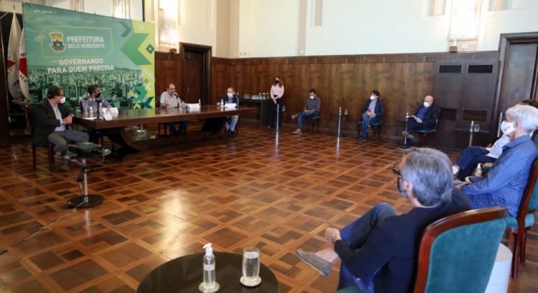 PBH entrega protocolos para comércio, mas aguardará para novas reaberturas Imagem dos representantes da Prefeitura de Belo Horizonte, do Comitê de Enfrentamento à Epidemia da Covid-19 e dos lojistas