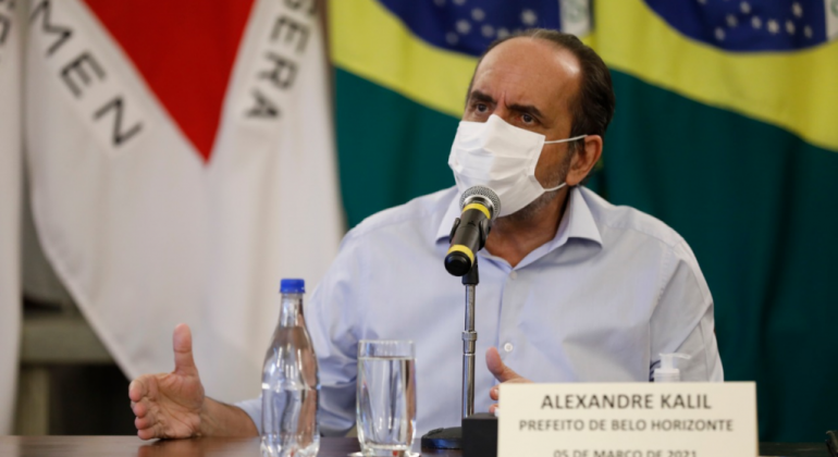 "Voltamos à estaca zero", diz Kalil sobre restrição ao comércio Imagem do prefeito Alexandre Kalil durante coletiva de imprensa nesta sexta-feira, dia 5