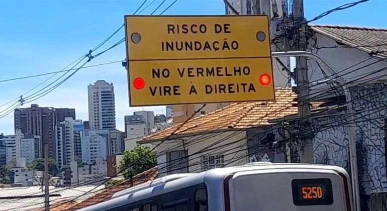 PBH implanta dispositivos luminosos no Prado para alertar motoristas sobre alagamentos 