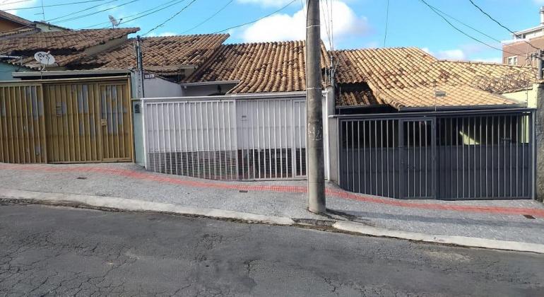 Rua Homero de Oliveira, no Bairro Santa Amélia, Pampulha, com casas lado a lado e calçada nos padrões da legislação municipal vigente.