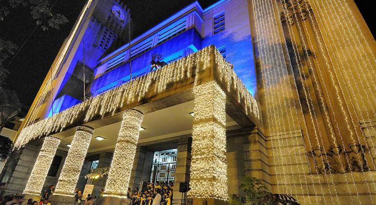 Programa Ilumina BH incentiva cidadãos e empresas a fazerem decorações natalinas Prédio da prefeitura de Belo Horizonte iluminado com luzes de Natal
