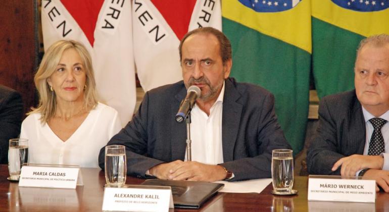 Plano Diretor e licença para construção do estádio Arena MRV são temas de entrevista coletiva na sede da Prefeitura de Belo Horizonte. Foto: Amira Hissa/PBH Secretária municipal de Política Urbana, Maria Caldas, prefeito Alexandre Kalil e os secretário municipal de Meio Ambiente, Mário Werneck, sentados em mesa do Salão Nobre, na PBH.