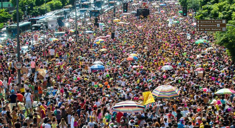 Imagem aérea de foliões durante o carnaval de BH