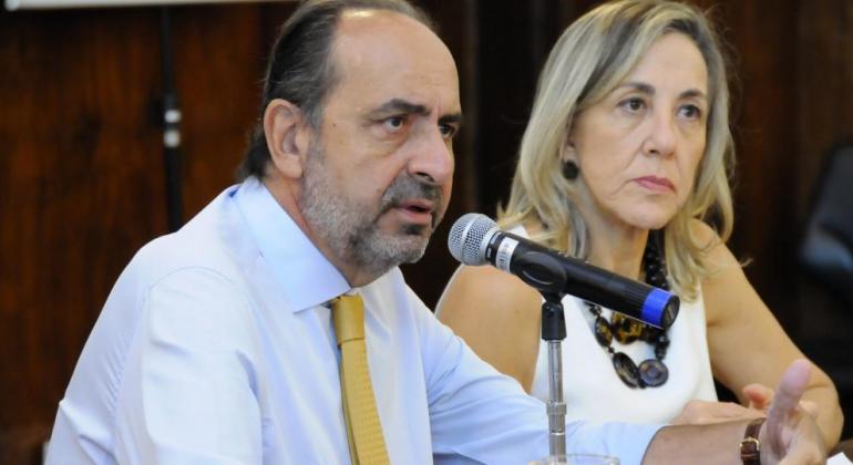 Programa Jornada Produtiva vai abrir mais de três mil oportunidades de trabalho e renda no comércio popular. Foto: Rodrigo Clemente/PBH O prefeito de Belo Horizonte, Alexandre Kalil, e a secretária municipal de Políticas Urbanas, Maria Caldas, sentados, dão entrevista.