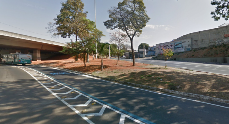Foto: Google Streetview Baixio de viaduto, com árvores, durante o dia.