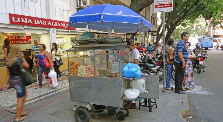 pipoqueiro trabalha no centro da cidade