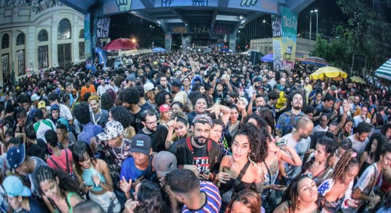 Requerimento para realização de eventos já pode ser feito por meio digital Várias pessoas em evento de rua
