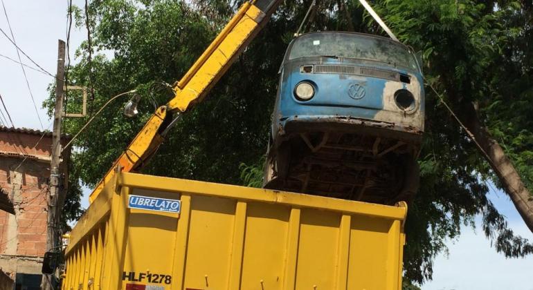 Carcaça de kombi recolhida por veículo. 